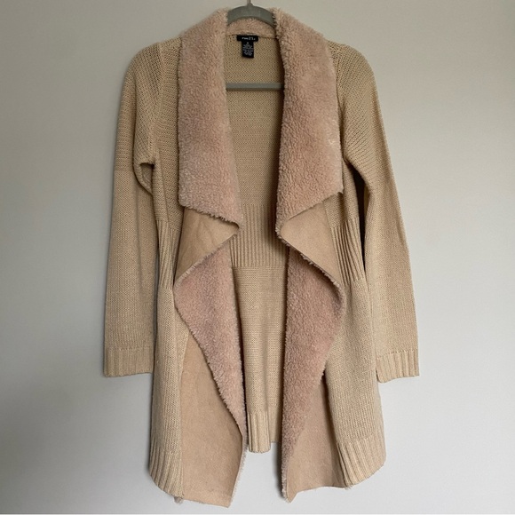 Neutral knitted cardigan with fake fur collar - Picture 2 of 7